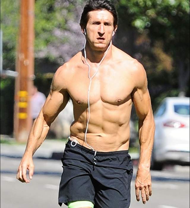 FOTO / A ieşit la alergat şi era gata să rămână fără pantaloni! Jonathan LaPaglia arată demenţial la 47 de ani