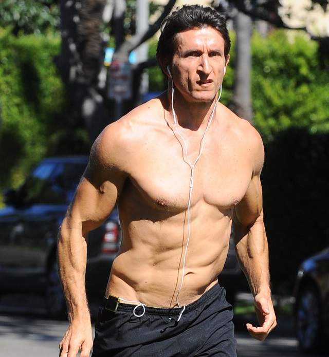 FOTO / A ieşit la alergat şi era gata să rămână fără pantaloni! Jonathan LaPaglia arată demenţial la 47 de ani