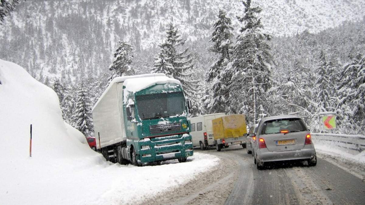 Iarna nu vrea să plece! Meteorologii au emis o informare de lapoviţă, vânt şi ninsoare