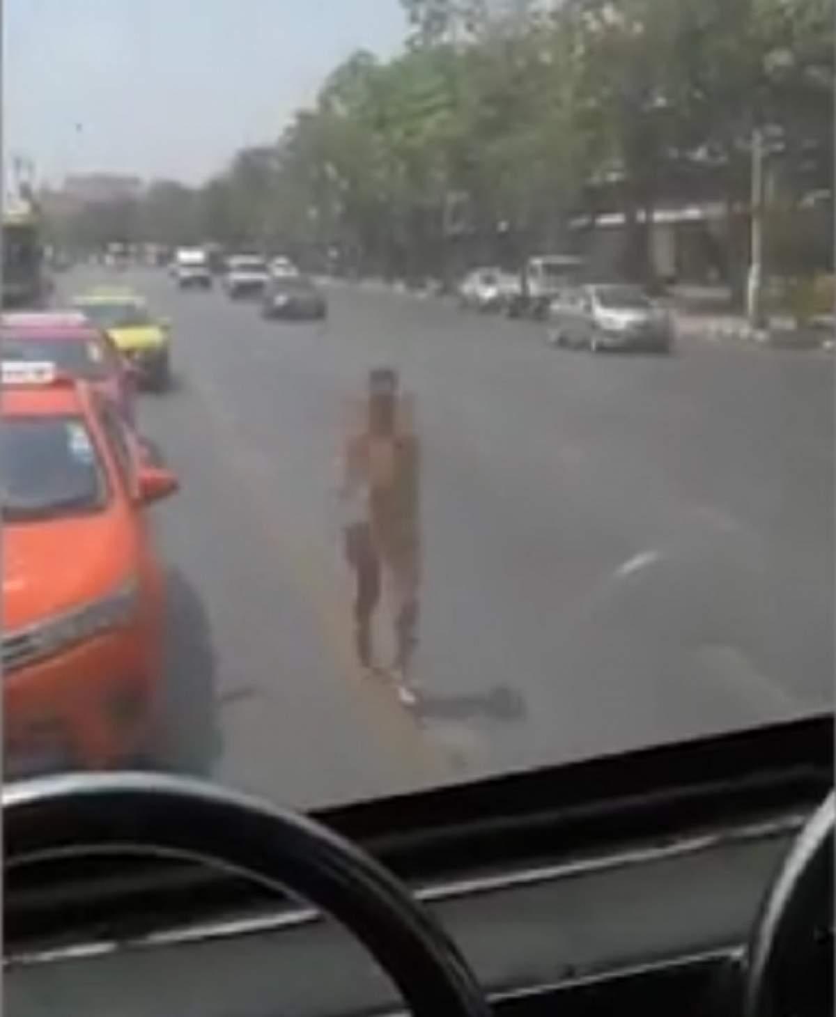 VIDEO / O femeie a fost surprinsă gonind dezbrăcată pe străzi, într-o zonă aglomerată. Imaginile sunt hilare!