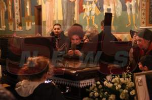 FOTO / Ce a făcut Elena Merișoreanu în capelă, lângă sicriul Ilenei Ciuculete! Nimeni nu se aștepta la asta