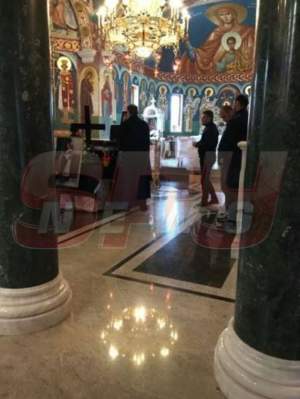 FOTO / Ce se întâmplă acum la capela unde a fost depus sicriul în care e trupul Ilenei Ciuculete! Doar EI au rămas să o vegheze