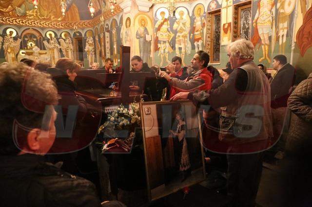 FOTO / Lacrimi şi durere lângă sicriul Ilenei Ciuculete! Detaliile care atrag atenţia tuturor încă de la intrarea în capelă