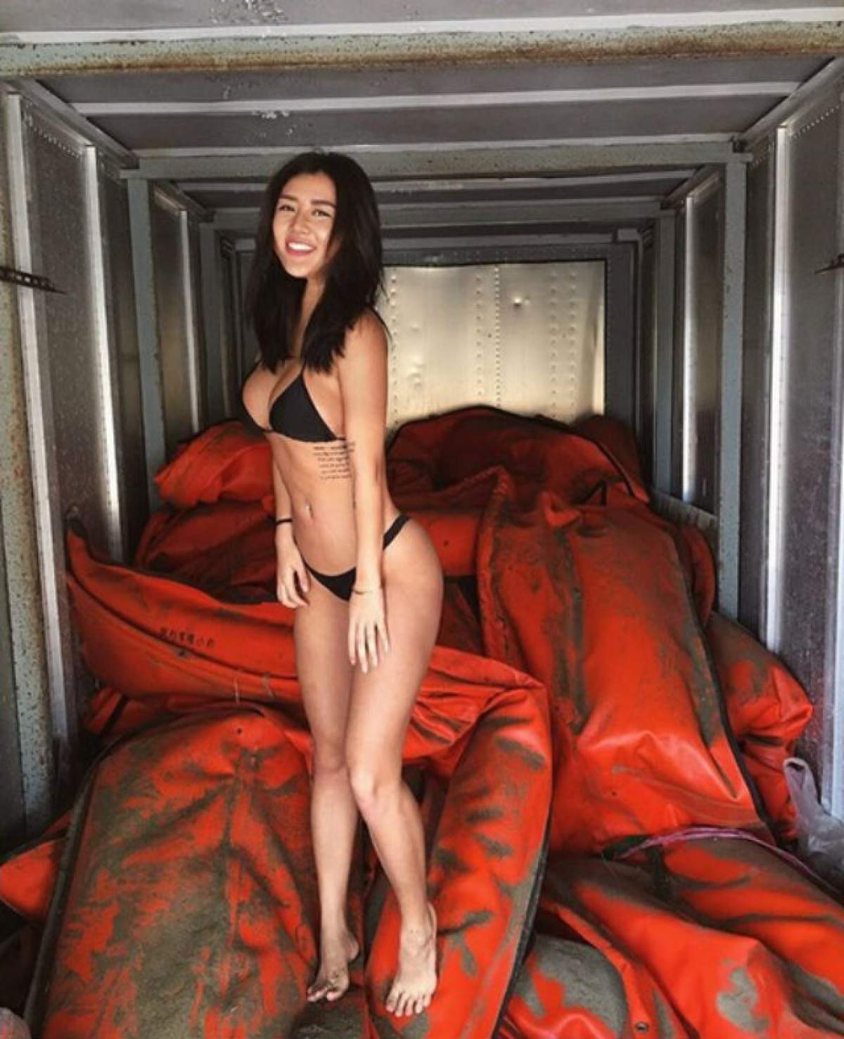 FOTO / EA e CEA MAI HOT asistentă din lume! Arată demenţial în costum de baie şi pozează extrem de sexy