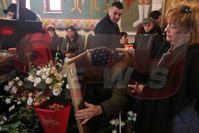 FOTO EXCLUSIV / GEST EMOŢIONANT! Mama Ilenei Ciuculete, printre lacrimi, sărută poza fiicei sale în faţa sicriului