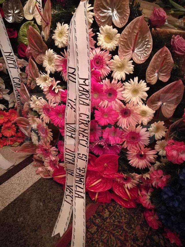 FOTO EXCLUSIV / Mesajele EMOŢIONANTE de pe coroanele de flori aduse la priveghiul Ilenei Ciuculete