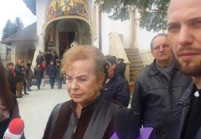 Mioara Velicu, distrusă de durere la căpătâiul Ilenei Ciuculete! “Mă doare sufletul de nu mai pot” / VIDEO