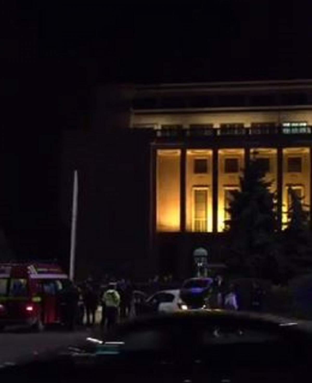 VIDEO / Accident grav! A intrat cu mașina în poarta Guvernului, după ce a trecut prin mulțimea de oameni din fața instituției