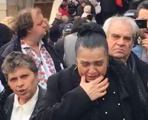 VIDEO / Moment uluitor la înmormântarea Ilenei Ciuculete! Cornelia Catanga: „Să nu o ierte Dumnezeu”