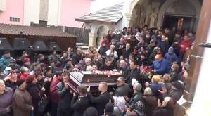 VIDEO / GEST NEOBIŞNUIT făcut în momentul în care sicriul Ilenei Ciuculete a fost scos din biserică