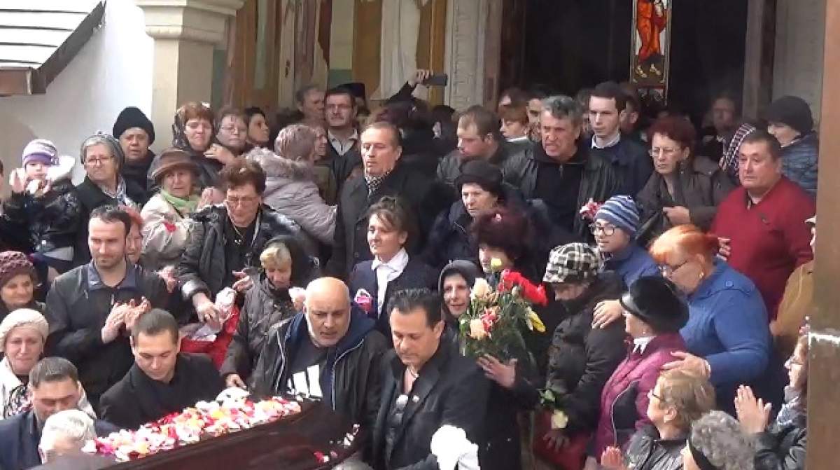VIDEO / GEST NEOBIŞNUIT făcut în momentul în care sicriul Ilenei Ciuculete a fost scos din biserică