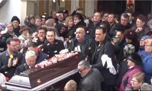 VIDEO / GEST NEOBIŞNUIT făcut în momentul în care sicriul Ilenei Ciuculete a fost scos din biserică