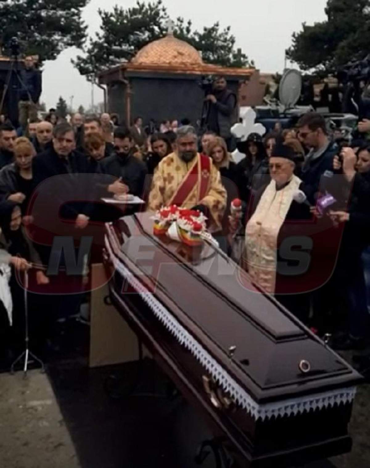 VIDEO / Moment şocant la înmormântarea Ilenei Ciuculete. Nu au putut pune capacul peste cavou. Ce s-a întâmplat