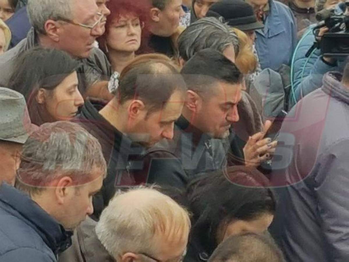 VIDEO & FOTO / Reacţiile băieţilor Ilenei Ciuculete în clipele în care sicriul artistei era coborât în mormânt