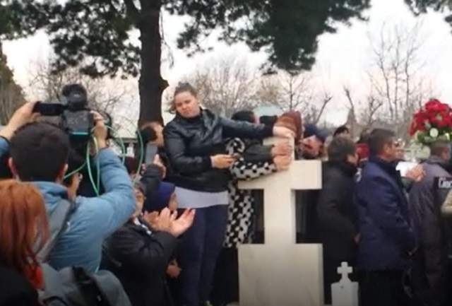 VIDEO / Gest năucitor la înmormântarea Ilenei Ciuculete! O femeie s-a urcat cu picioarele pe morminte pentru a o vedea mai bine!