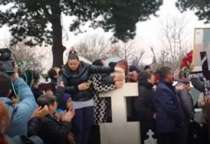 VIDEO / Gest năucitor la înmormântarea Ilenei Ciuculete! O femeie s-a urcat cu picioarele pe morminte pentru a o vedea mai bine!
