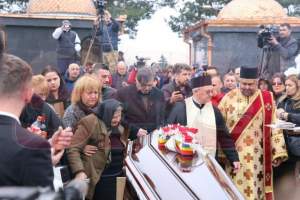 FOTO / Au respectat multe tradiţii la înmormântarea Ilenei Ciuculete, dar ASTA au OMIS!