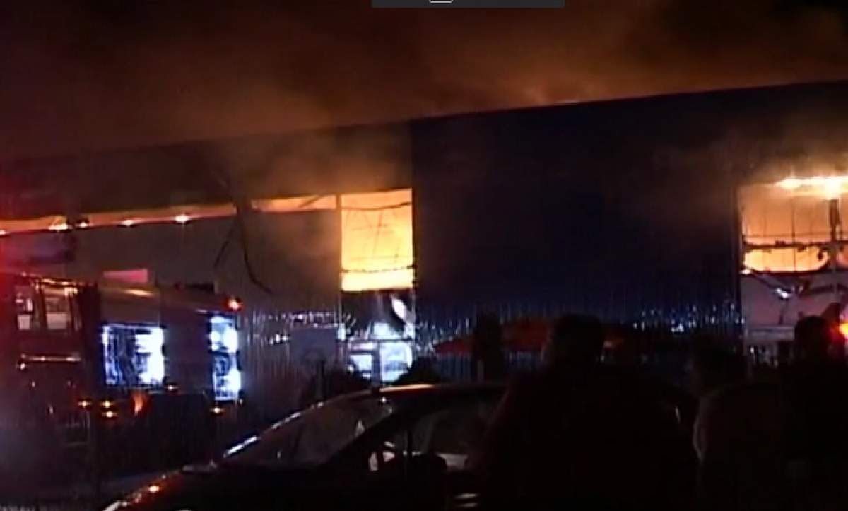 VIDEO / Incendiu devastator la un mall din Arad. Peste 400 de metri pătraţi au ars într-o clipită