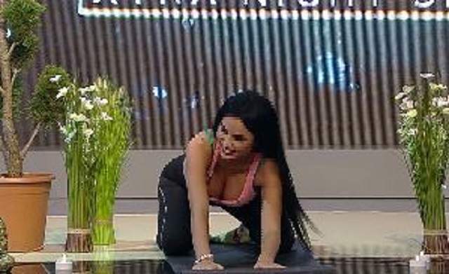 FOTO&VIDEO / Daniela Crudu în poziții de yoga! Imagini incendiare cu decolteul generos al asistentei lui Capatos
