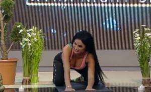 FOTO&VIDEO / Daniela Crudu în poziții de yoga! Imagini incendiare cu decolteul generos al asistentei lui Capatos