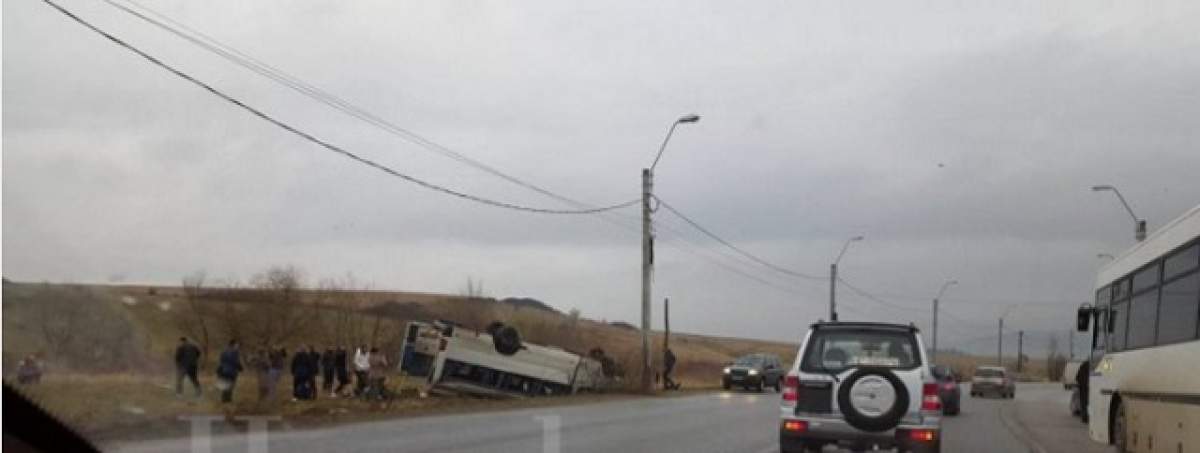 FOTO / Accident grav! Un microbuz s-a răsturnat şi 11 elevi au fost răniţi