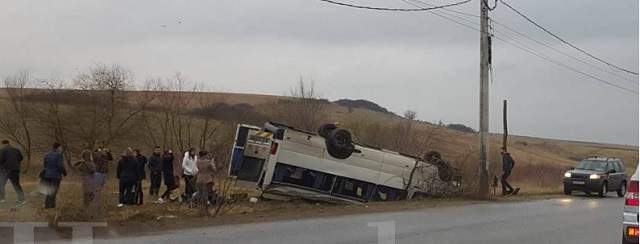 FOTO / Accident grav! Un microbuz s-a răsturnat şi 11 elevi au fost răniţi