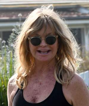 FOTO /  Goldie Hawn, fără sutien la 71 de ani! Tupeu, nu glumă!