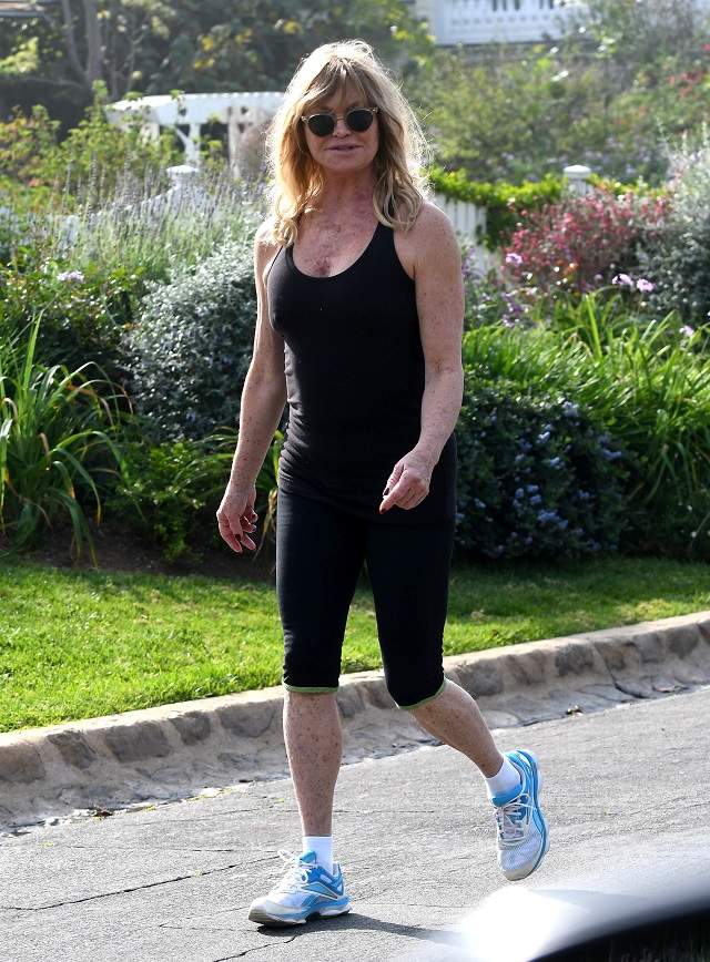 FOTO /  Goldie Hawn, fără sutien la 71 de ani! Tupeu, nu glumă!