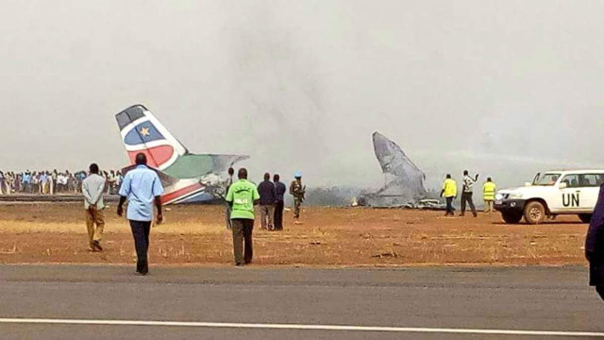 VIDEO / Un avion s-a prăbuşit pe un aeroport! 44 de oameni erau la bordul aeronavei