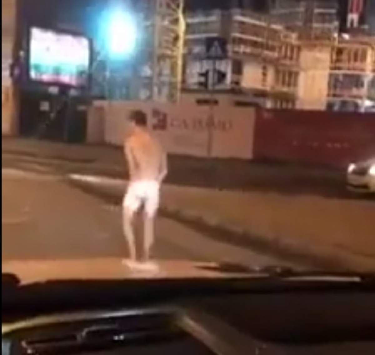 18+ / VIDEO / Apariţie şocantă în centrul Capitalei! În pielea goală, printre maşini!