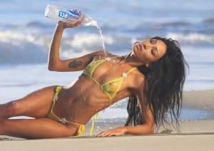 FOTO / Ups! A încins atmosfera pe plajă, dar a lăsat mult la vedere! Un model Playboy a făcut senzaţie într-un costum de baie transparent