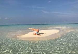 FOTO / Delia, cu posteriorul bombat în sus pe nisipul fierbinte din Maldive! Imaginile care vor înfierbânta toți bărbații