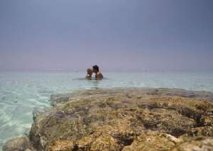 FOTO / Delia, cu posteriorul bombat în sus pe nisipul fierbinte din Maldive! Imaginile care vor înfierbânta toți bărbații