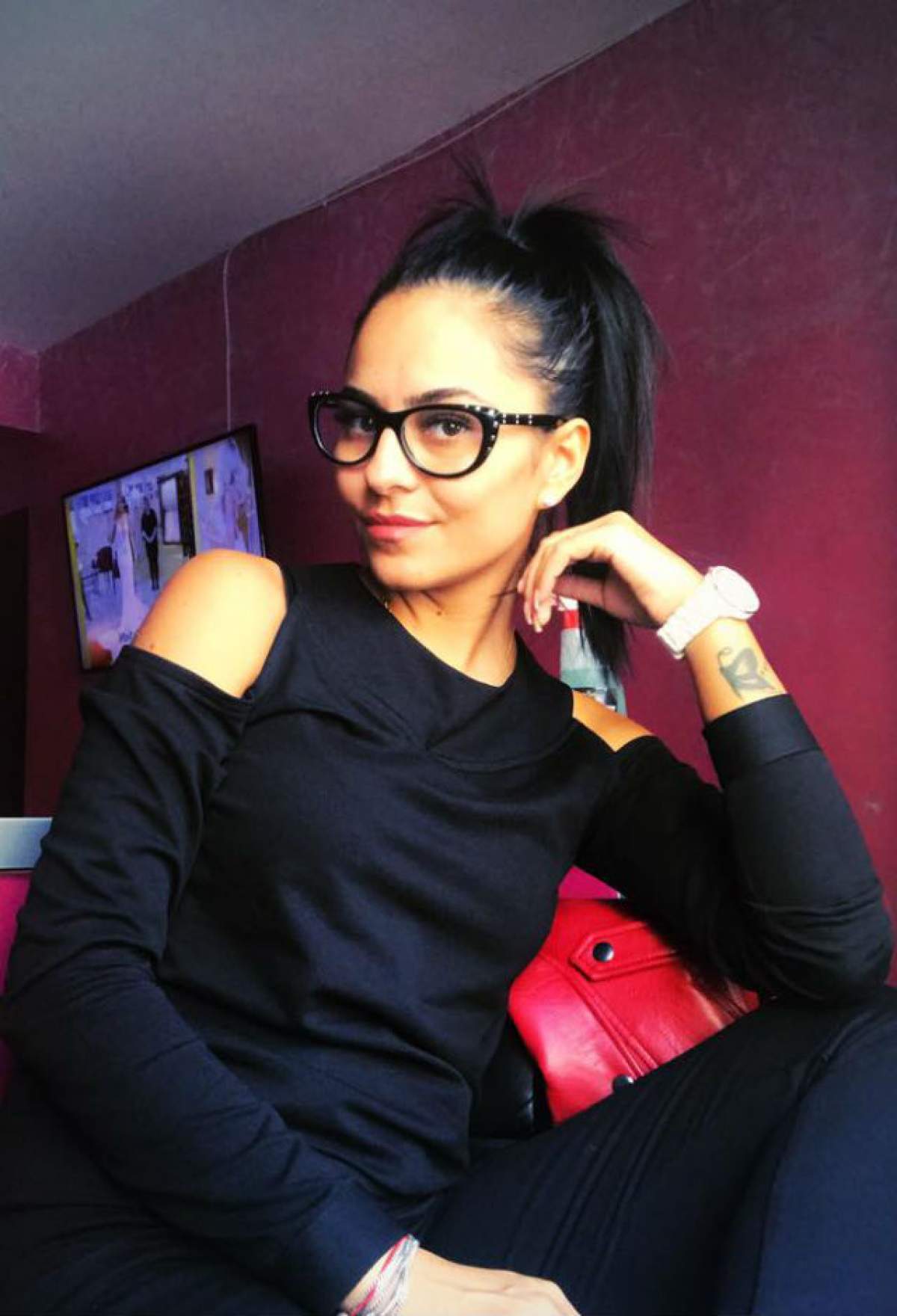 FOTO / Liliana, una dintre concurentele de la "Mireasă pentru fiul meu", surpriză uriaşă! Ce sportiv sexy s-a lăsat pe mâinile ei pentru un make-up de revistă