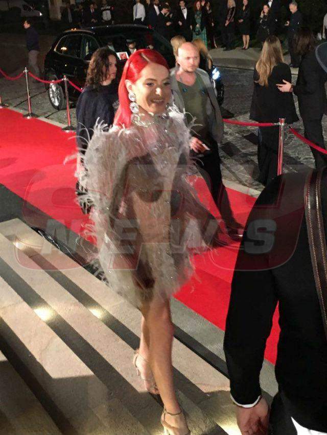 FOTO / Raluka, schimbare radicală de look! Artista a îmbrăcat o rochie extravagantă la un eveniment