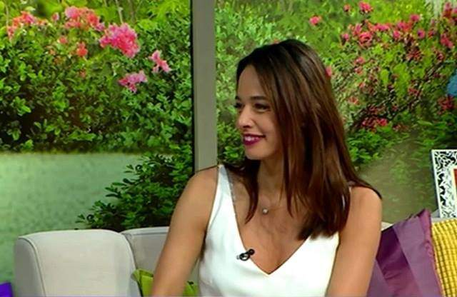 FOTO / Ups, a păţit-o! Cu un crepeu ameţitor la fustă, Andreea Raicu şi-a etalat sutienul în direct, la tv