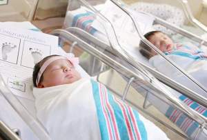 FOTO / Coincidenţă sau destin? Trebuiau să se nască în câteva zile, dar bebeluşii ROMEO şi JULIETA au venit pe lume mai devreme, în aceeaşi maternitate