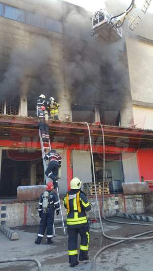 Incendiu în Capitală! Un depozit a fost cuprins de flăcări / VIDEO