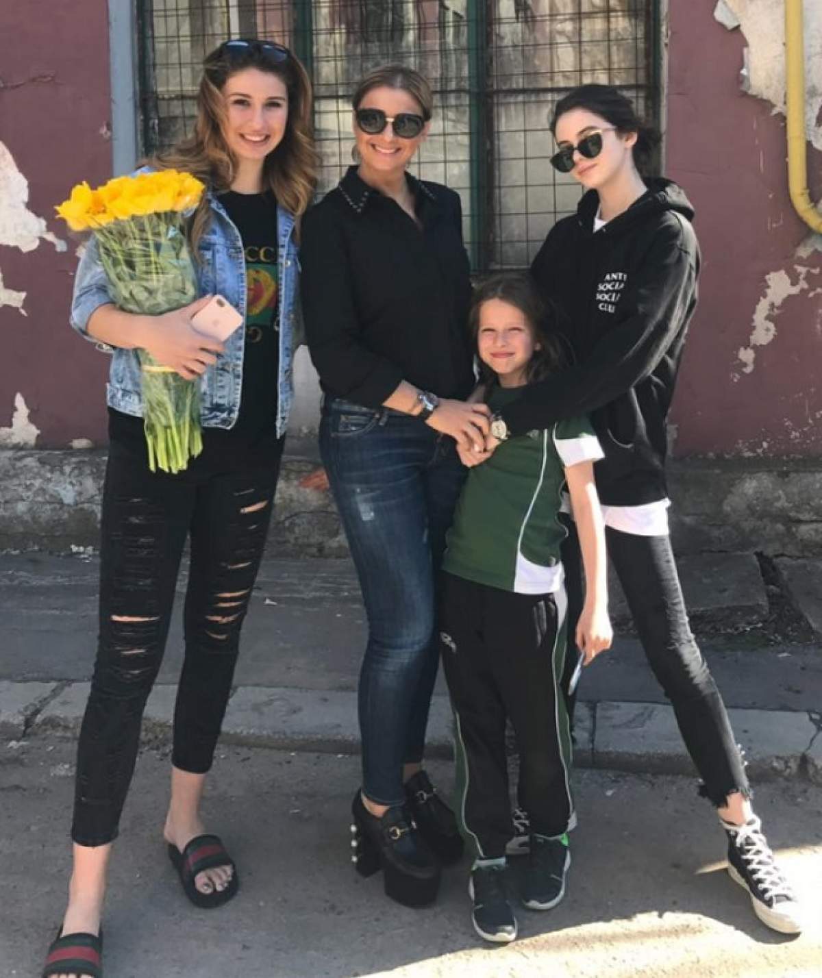 VIDEO / Anamaria Prodan, primul interviu alături de fiicele ei! Rebecca: "Mama nu înţelege că fac 18 ani"
