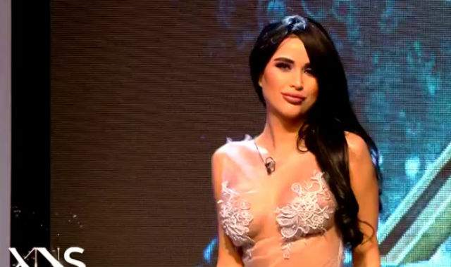 VIDEO & FOTO / Daniela Crudu, fără sutien şi într-o rochie transparentă şi cu un crepeu adânc pe piciorul drept