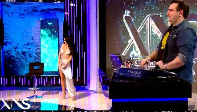 VIDEO & FOTO / Daniela Crudu, fără sutien şi într-o rochie transparentă şi cu un crepeu adânc pe piciorul drept