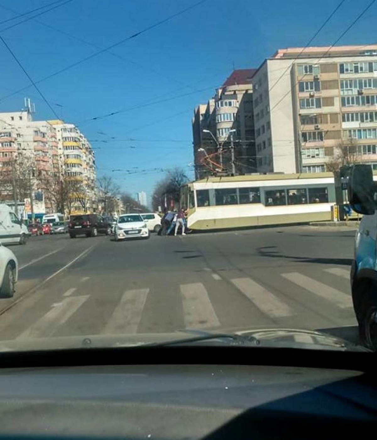 FOTO / De-a râsul-plânsul! Tramvai împins de oameni într-o intersecţie din Bucureşti!