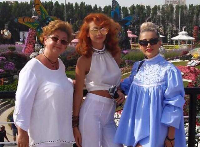 FOTO / Surorile Bambi, probleme în Dubai! Au ajuns să poarte măşti medicinale: "Nu este o fiţă, nu e de caterică"