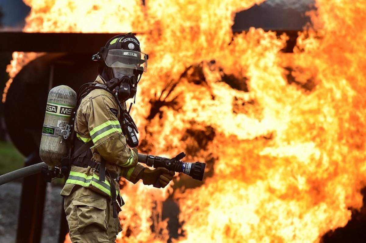 INCENDIU puternic la un hotel din Capitală! Există mai multe victime