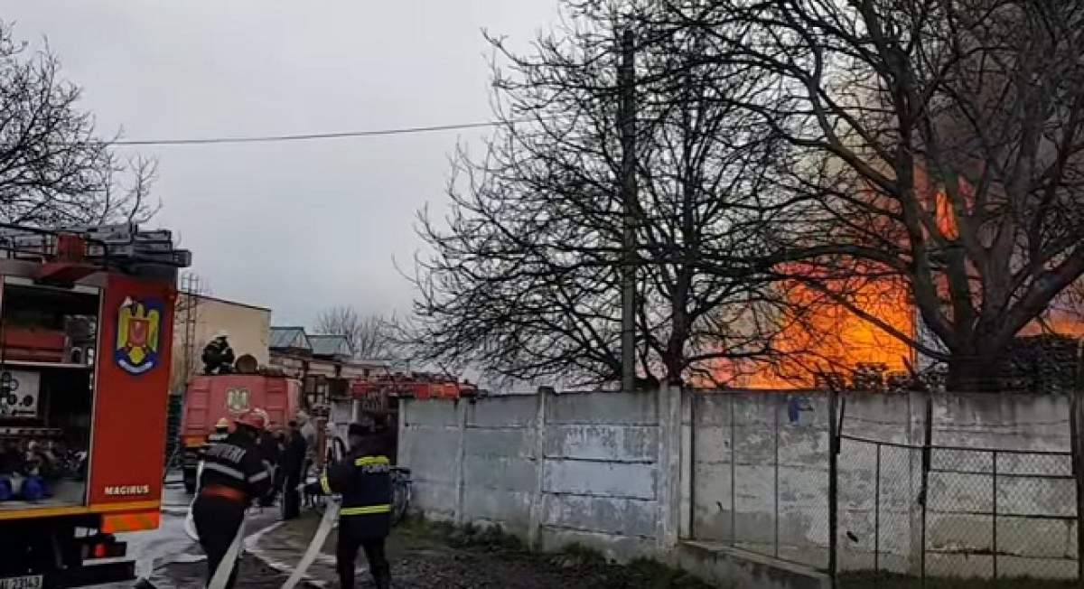 VIDEO / INCENDIU DEVASTATOR în Cluj! Flăcările au cuprins un depozit întreg