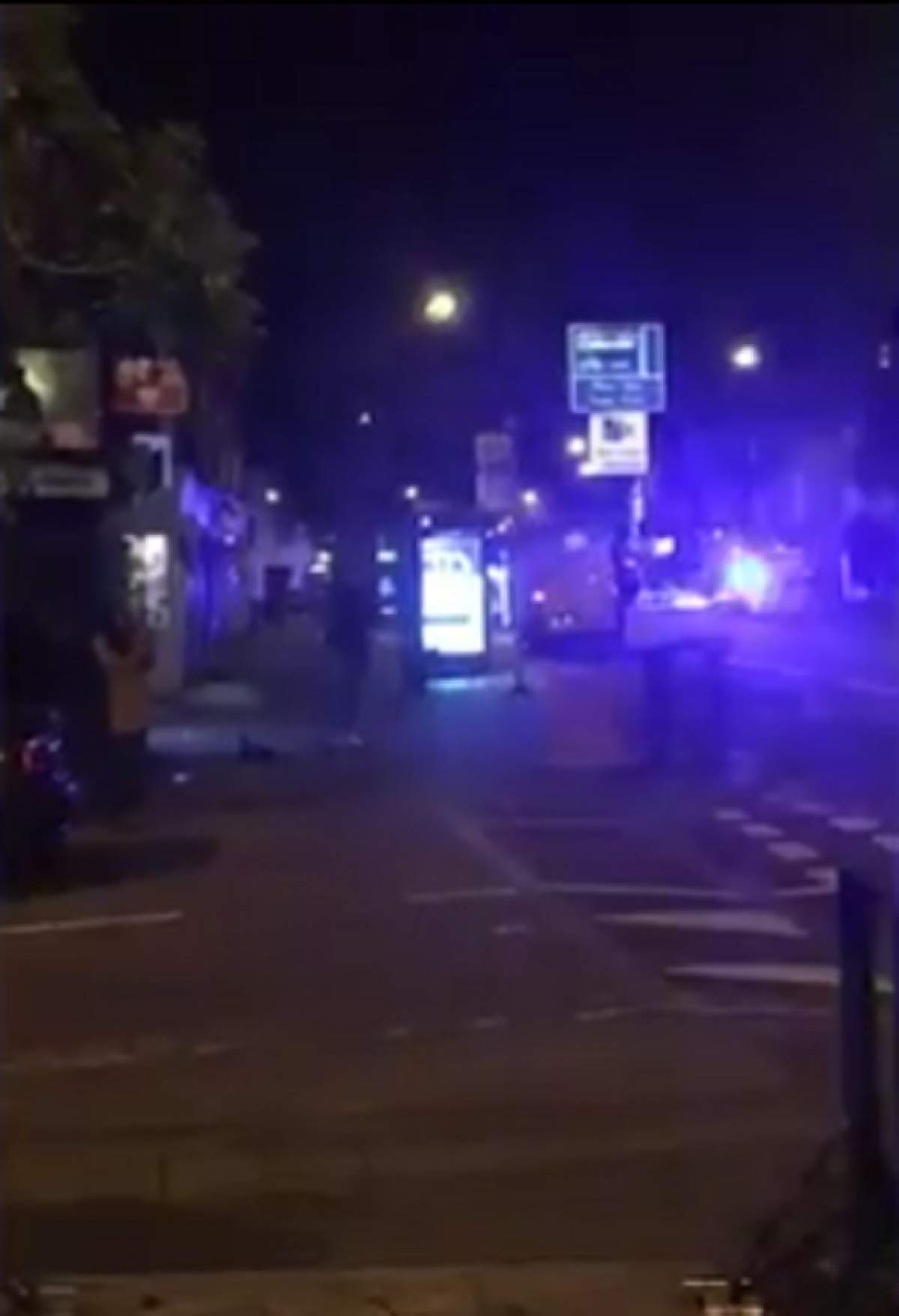 VIDEO / Încă o zi de teroare la Londra! Trei persoane au fost rănite după ce o maşină a intrat în mulţime în faţa unui bar