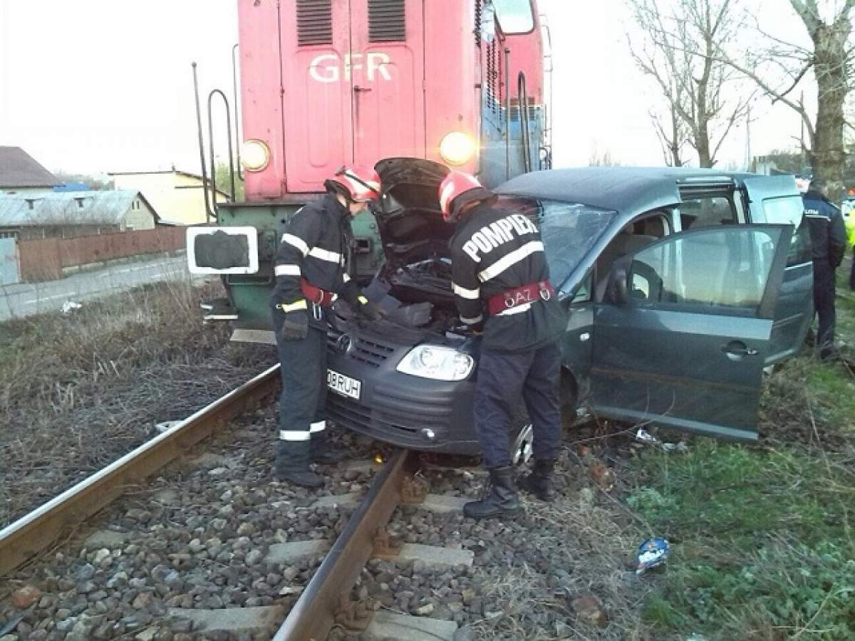 FOTO & VIDEO / Accident feroviar în Ploieşti! O locomotivă, impact violent cu un microbuz