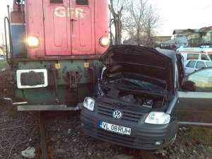 FOTO & VIDEO / Accident feroviar în Ploieşti! O locomotivă, impact violent cu un microbuz