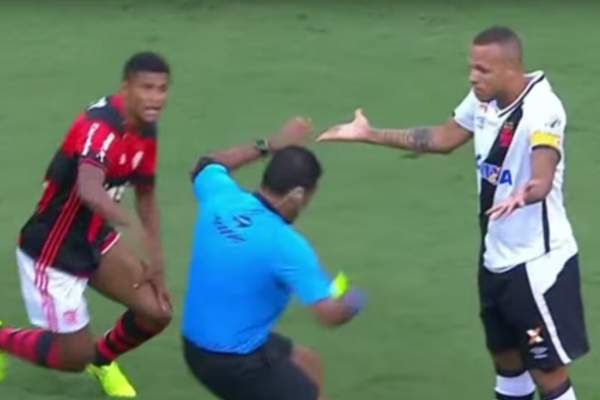 Chiar şi arbitrii trişează! Un "central" a fost protagonistul unei simulări ruşinoase! / VIDEO