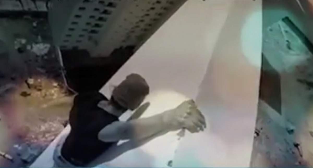 VIDEO / Antrenament periculos la etajul 14! Un tânăr face tracţiuni atârnat de marginea clădirii!